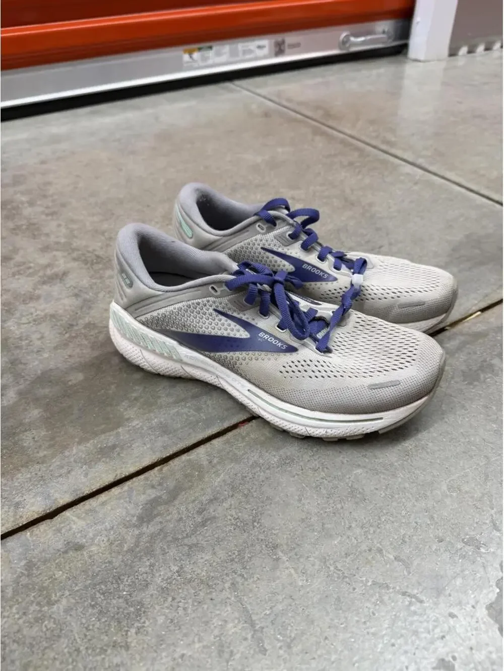 brooks adrenaline gts 22 grey and purple gym shoes size 7.5 WOMENS